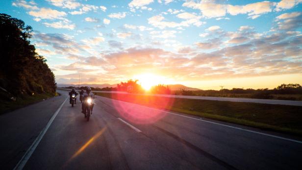 Eine Influencerin veröffentlicht ein Fotoshooting ihres Motorradunfalls auf Instagram