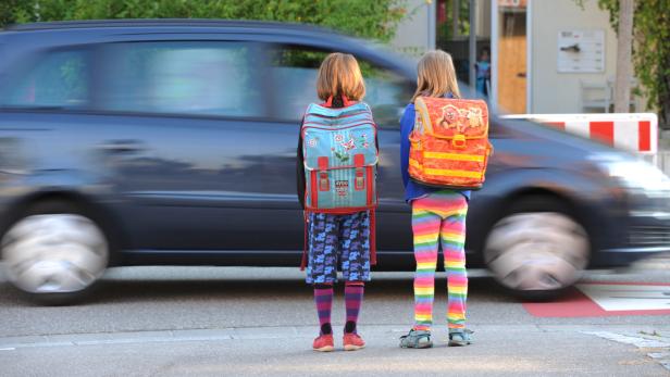 Eigentlich können viele Kinder den Schulweg auch zu Fuß meistern