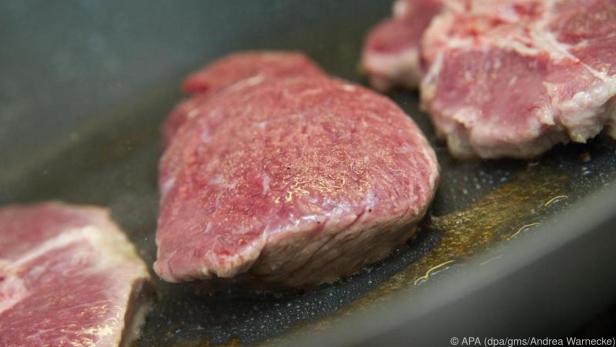 Ist das Fleisch angebrannt, schneidet man die dunkle Kruste ab