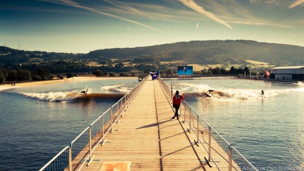 Adventure Parc Snowdonia bietet ideale Bedingungen, um Surfen zu lernen