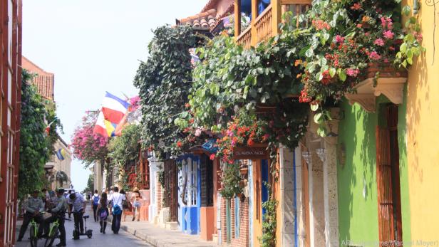 Cartagenas Altstadt prunkt mit bunten Häusern und blumenbehängten Holzbalkonen