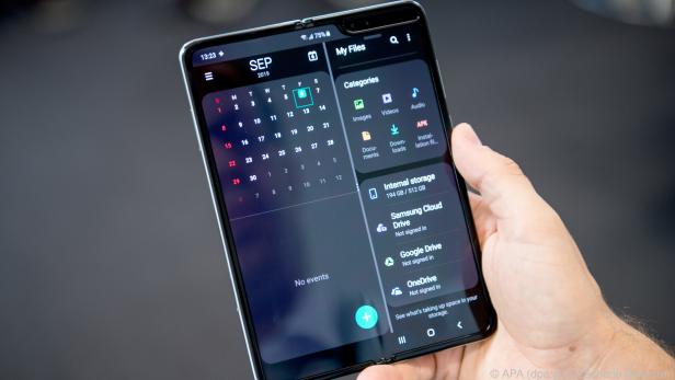 Aufgeklappt hat das Galaxy Fold 5G Platz für drei Apps neben- und übereinander