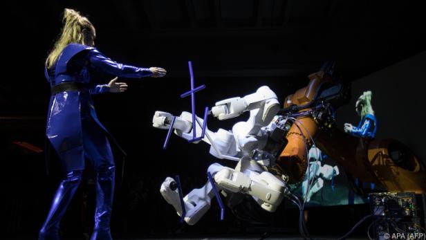Mensch und Roboter bei der Ars Electronica