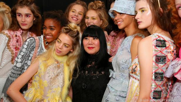 Anna Sui im Kreise ihrer Models