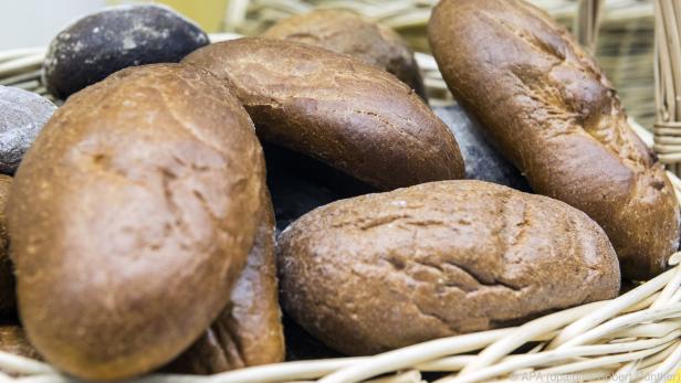 Aus altem Brot lässt sich mit wenigen Handgriffen ein Salat zaubern