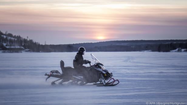 Mit solchen eSleds genannten Schneemobilen kann man Spitzbergen erkunden