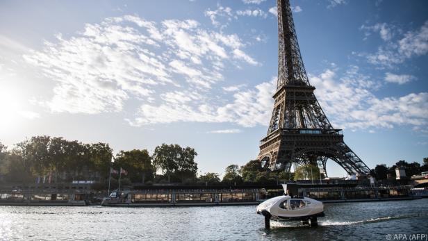 Die "Sea Bubbles" schweben lautlos über der Seine