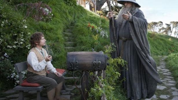 Da Ian McKellen zumeist in Szenen mit Hobbits und Zwergen zu sehen war, die er um Köpfe überragte, mussten seine Szenen fast ausschließlich vor einem Green Screen gefilmt werden. Alleine zu schauspielern habe McKellen dermaßen frustriert, dass er eines Tages am Set zusammenbrach.