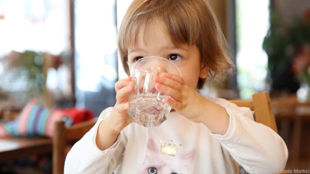 Lieber Wasser als süßen Saft: So lässt sich Kinderdurst am besten löschen