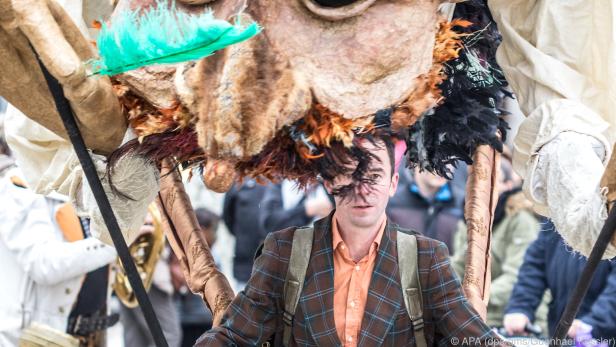 Beim Weihnachtsfestival ziehen viele Straßenkünstler durch Carpentras