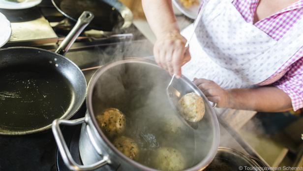 Hausgemachte Speckknödel und andere Spezialitäten werden in Schenna serviert