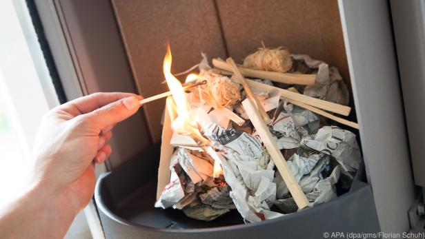 Vor der Inbetriebnahme eines Holzofens prüfen, ob die Abgase abziehen können