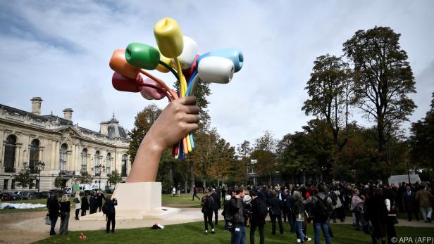 Die Skulptur steht auf dem Gelände des Petit Palais