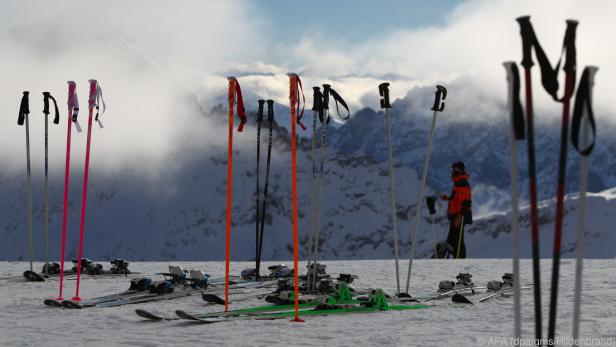 In einigen Gletscherskigebieten der Alpen sind schon Abfahrten möglich