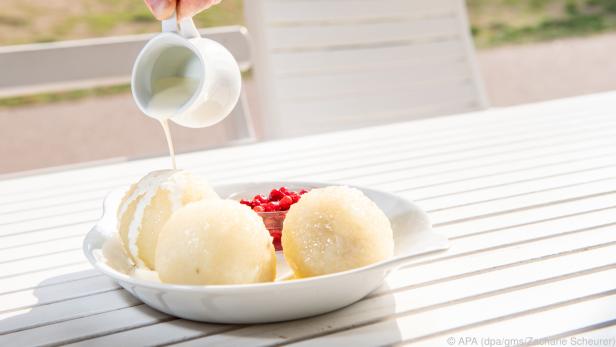 Kartoffelknödel mit einer würzigen Speck-Zwiebel-Füllung - das sind Kroppkakor