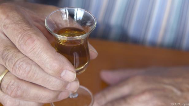 Alkohol hat eine leicht narkotische Wirkung auf das Völlegefühl