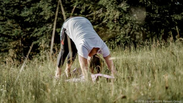 Yoga im Freien - Aktivitäten in der Natur werden beim Wellness-Urlaub wichtiger