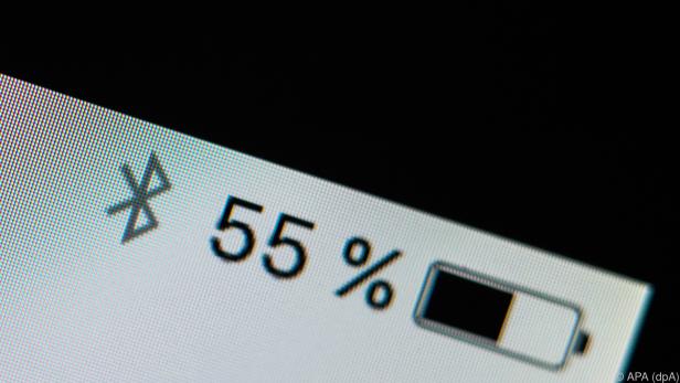 Das Bluetooth-Zeichen taucht oben im Handydisplay auf