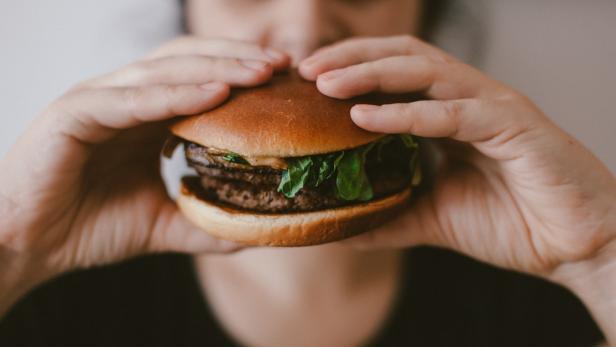 Eine Vegetarierin wurde zur Fleischhauerin, nachdem sie einen Hamburger gegessen hat