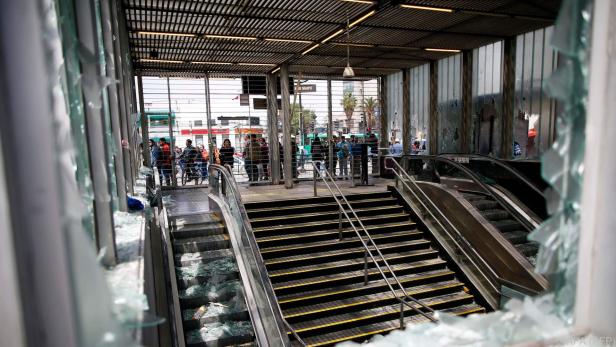 Schäden an Metro-Station nach den Ausschreitungen