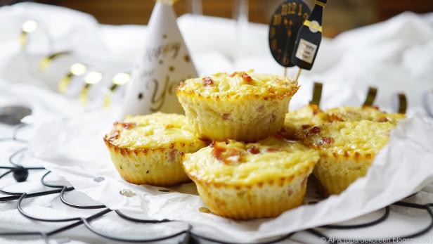 Die Muffins aus Pizzateig werden 30 Minuten im Ofen gebacken