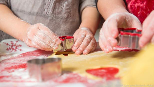 Wegen Salmonellengefahr sollte roher Teig mit Ei nicht genascht werden