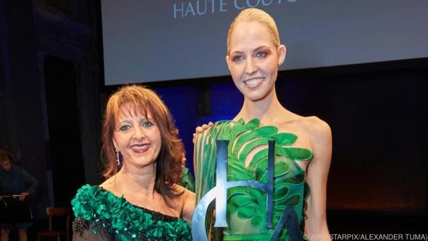 Der Hauptpreis geht nach Stoob an Martina Mohapp (li.)