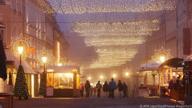 Der Alte Platz in Klagenfurt ist in der Adventzeit festlich geschmückt