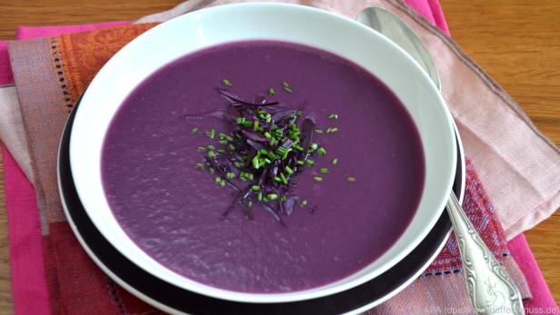 Die violette Rotkrautcremesuppe ist der Blickfang auf dem Esstisch