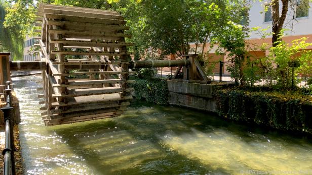 In Augsburg finden sich viele solcher Wasserräder, mit denen Strom erzeugt wird