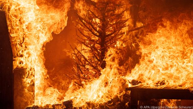 Unbeaufsichtigte Kerzen am Christbaum können zu schweren Bränden führen