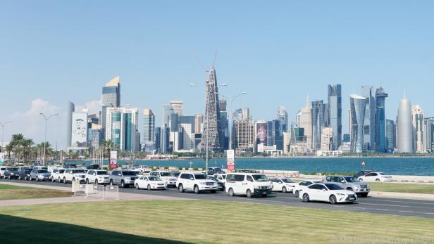 Die Corniche in Doha mit der Skyline im Hintergrund