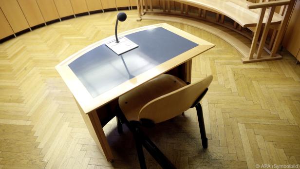 Der Angeklagte soll mit großer Brutalität vorgegangen sein