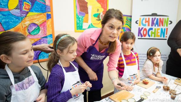 Sarah Wiener kochte mit Volksschulkindern Bratäpfel