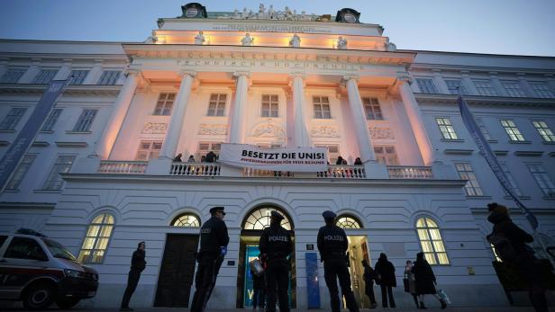 "Uns reichts" - Der Festsaal der TU Wien wurde von rund 100 AktivistInnen besetzt