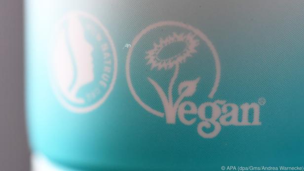 Wer vegane Naturkosmetik sucht, sollte auf Label wie die Veganblume achten