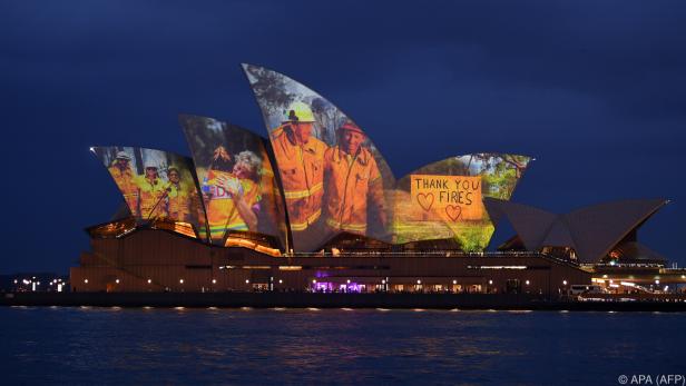 Projektionen von Feuerwehrleuten auf dem Opernhaus von Sydney