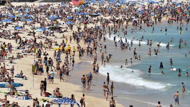 Strandbesucher liegen am Bondi Beach und genießen das sonnige Wetter