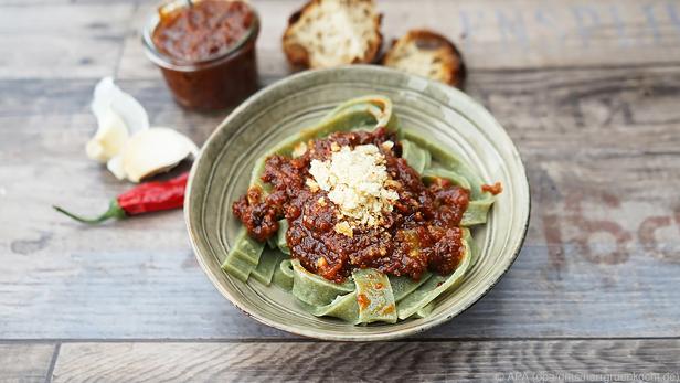 Beim Schärfen des Pestos all·arrabbiata sollte man vorsichtig vorgehen