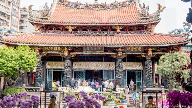 An den Manka-Longshan-Tempel in Taiwans Hauptstadt Taipei grenzen Wohnblocks