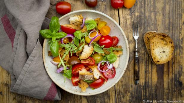 Ruckzuck ist aus altem Brot ein Brotsalat gemacht