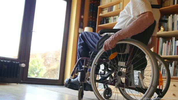 Bodentiefe Fenster ermöglichen Menschen im Rollstuhl den Blick nach draußen