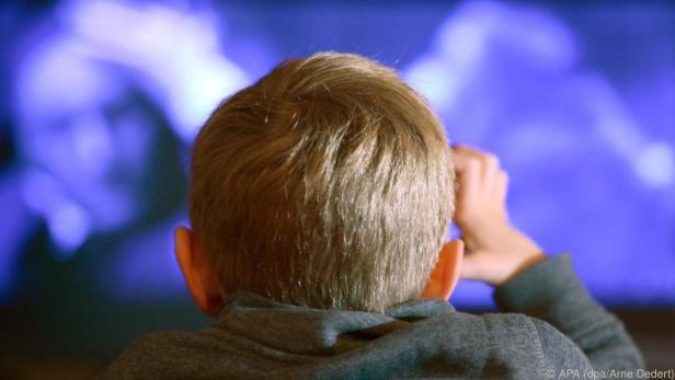 Was tun, wenn das Kind gegen die Regeln abends noch einen Film sehen will?