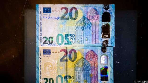 Oben der gefälschte, unten der echte 20-Euro-Schein