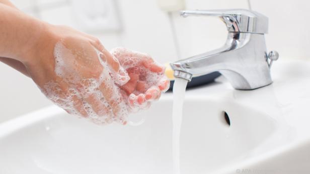 Regelmäßiges und gründliches Händewaschen kann vor Grippe und Covid-19 schützen