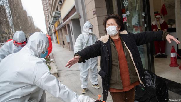 Drastische Desinfektionsmaßnahmen in Wuhan zeigen Wirkung