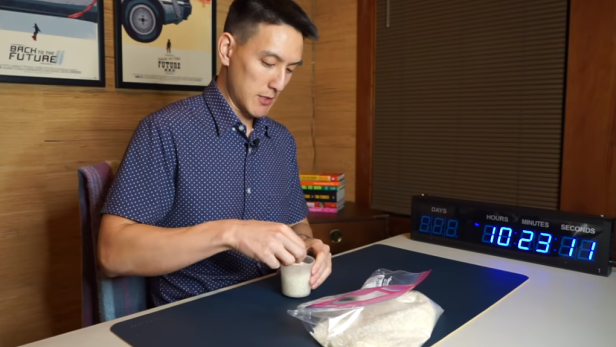 Ein TikTok-User zeigt anhand von Reiskörnern, wie reich Jeff Bezos wirklich ist