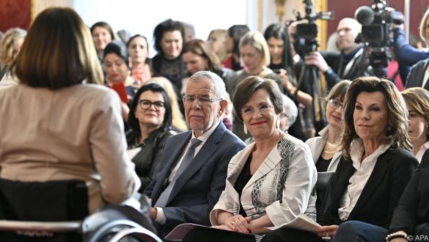 Bundespräsident Alexander Van der Bellen umgeben von starken Frauen