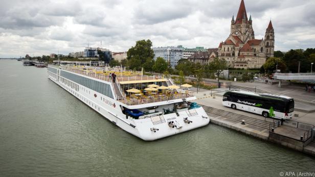 Flusskreuzfahrtschiff bei der Anlegestelle beim Wiener Mexikoplatz