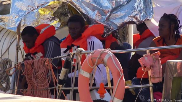 NGOs retten im Mittelmeer Flüchtlinge vor dem Ertrinken